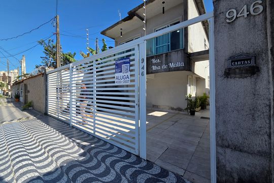 Fachada de casa de condomínio para alugar com 2 quartos, 70m² em Maracanã, Praia Grande