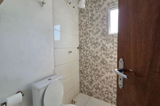 Banheiro de casa de condomínio para alugar com 2 quartos, 70m² em Maracanã, Praia Grande