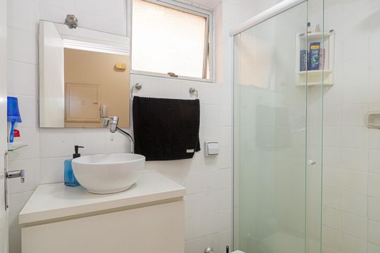 Banheiro de kitnet/studio para alugar com 1 quarto, 33m² em Bela Vista, São Paulo