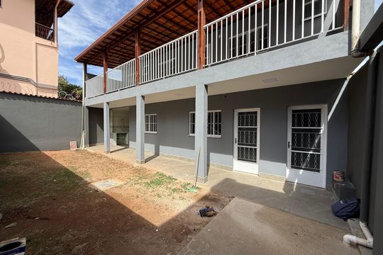 Área externa de casa para alugar com 3 quartos, 120m² em Minaslandia, Belo Horizonte