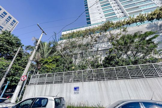 Fachada com Plaquinha de apartamento para alugar com 1 quarto, 45m² em Vila Gomes Cardim, São Paulo