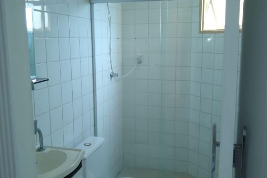 Banheiro de apartamento à venda com 2 quartos, 55m² em Guaianases, São Paulo
