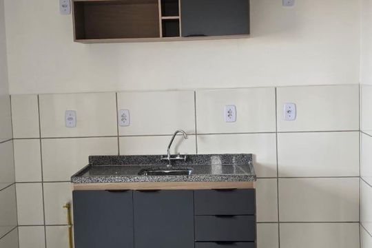 Cozinha de apartamento para alugar com 2 quartos, 52m² em Laranjeiras, Uberlândia