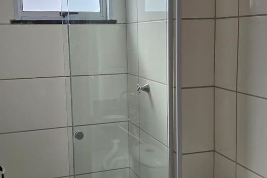 Banheiro de apartamento para alugar com 2 quartos, 52m² em Laranjeiras, Uberlândia