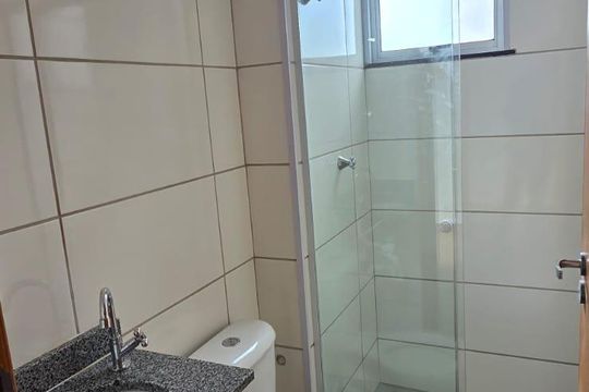 Banheiro de apartamento para alugar com 2 quartos, 52m² em Laranjeiras, Uberlândia