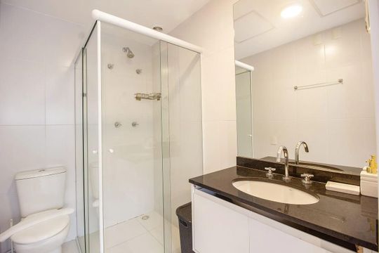 Banheiro de apartamento para alugar com 1 quarto, 28m² em Iguatemi, São Paulo