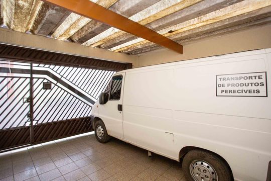 Garagem de casa à venda com 4 quartos, 150m² em Taboão, Diadema