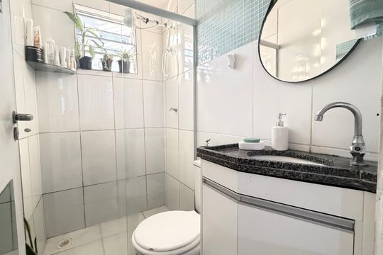Banheiro de apartamento à venda com 2 quartos, 55m² em Planalto, Belo Horizonte