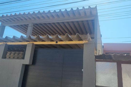Fachada de casa à venda com 3 quartos, 270m² em Campo Grande, Rio de Janeiro