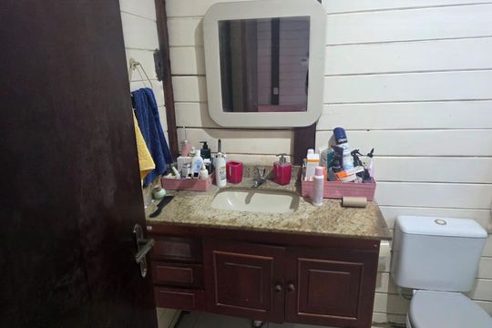 Banheiro social de casa de condomínio à venda com 3 quartos, 1300m² em Chácaras Alpina, Valinhos