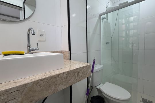 Banheiro de kitnet/studio para alugar com 1 quarto, 35m² em Embaré, Santos