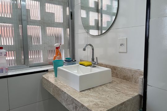 Banheiro de kitnet/studio para alugar com 1 quarto, 35m² em Embaré, Santos