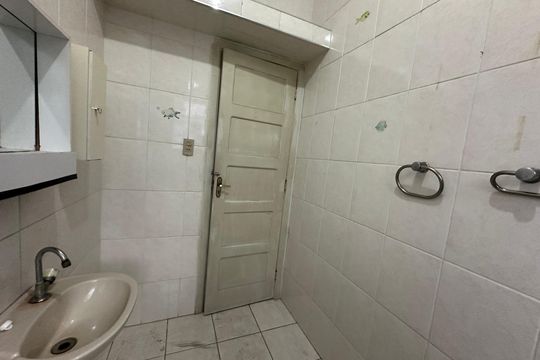 Banheiro de apartamento para alugar com 1 quarto, 42m² em Centro, São Vicente