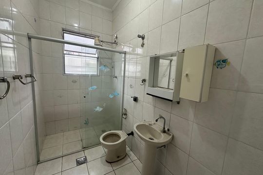 Banheiro de apartamento para alugar com 1 quarto, 42m² em Centro, São Vicente