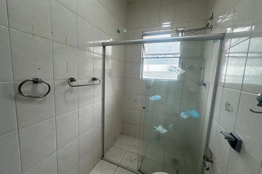 Banheiro de apartamento para alugar com 1 quarto, 42m² em Centro, São Vicente
