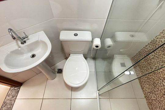 Banheiro de apartamento à venda com 2 quartos, 49m² em Parque João Ramalho, Santo André