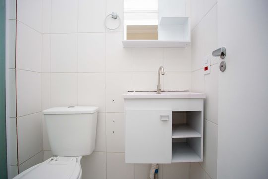 Banheiro social de apartamento para alugar com 2 quartos, 47m² em Centro, Diadema