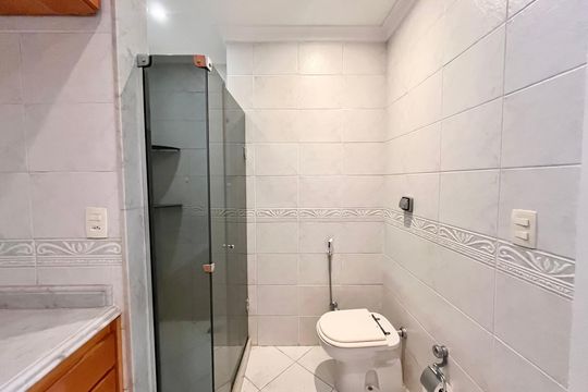 Banheiro da Suíte de apartamento para alugar com 2 quartos, 92m² em Leblon, Rio de Janeiro