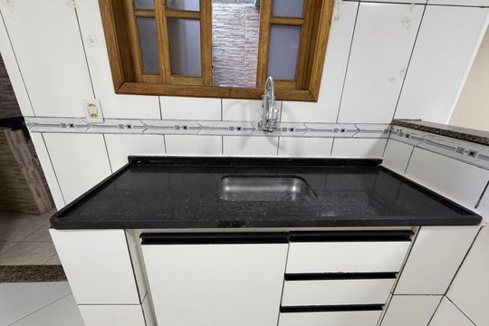 Cozinha de casa para alugar com 1 quarto, 50m² em Curicica, Rio de Janeiro