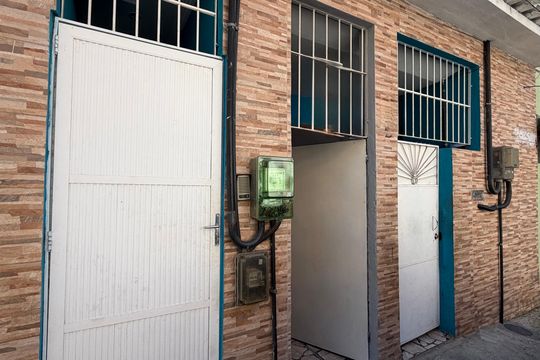 Fachada de casa para alugar com 1 quarto, 50m² em Curicica, Rio de Janeiro