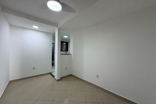 Sala de casa para alugar com 1 quarto, 50m² em Curicica, Rio de Janeiro