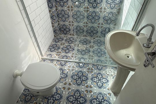 Banheiro de apartamento para alugar com 1 quarto, 47m² em Itararé, Santos
