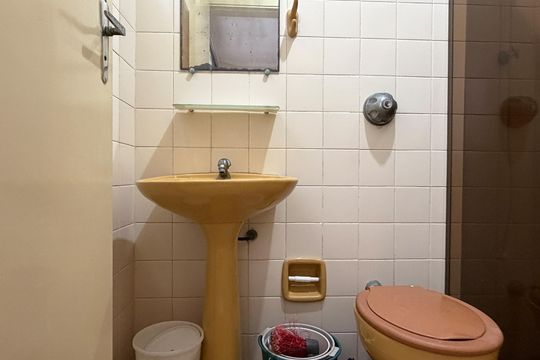 Banheiro de serviço de apartamento para alugar com 1 quarto, 68m² em José Menino, Santos