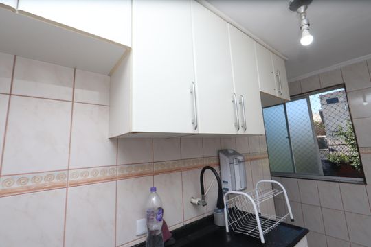 Cozinha de apartamento para alugar com 2 quartos, 44m² em Vila Antonieta, São Paulo
