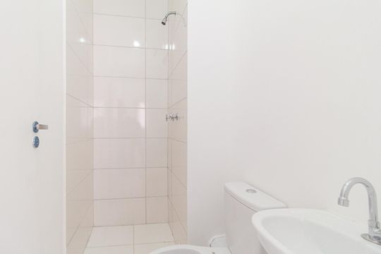 Banheiro da Suíte de apartamento para alugar com 2 quartos, 45m² em Vila Sul Americana, Carapicuíba