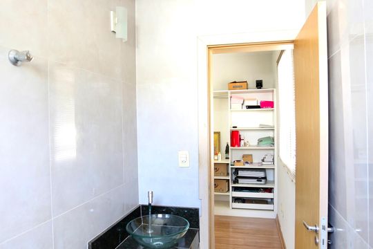 Banheiro da Suíte de apartamento à venda com 3 quartos, 77m² em Europa, Contagem