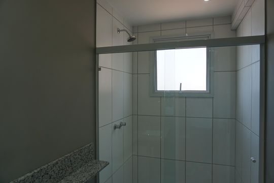 Banheiro da Suíte de apartamento para alugar com 3 quartos, 125m² em Jardim dos Oliveiras, Embu das Artes