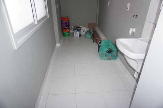 Lavanderia de apartamento para alugar com 3 quartos, 125m² em Jardim dos Oliveiras, Embu das Artes
