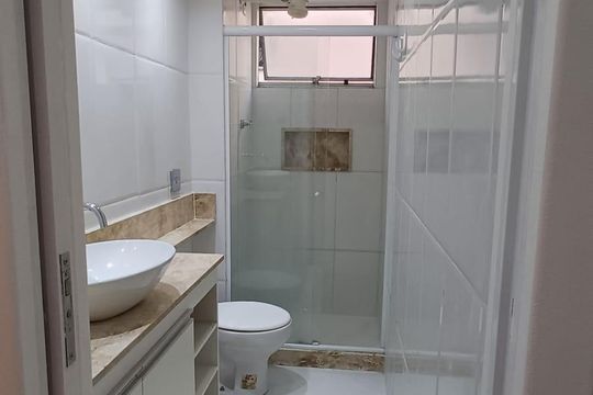 Banheiro de apartamento à venda com 2 quartos, 56m² em Barreto, Niterói