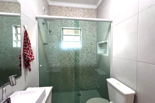 Banheiro de casa para alugar com 2 quartos, 76m² em Bandeiras, Osasco