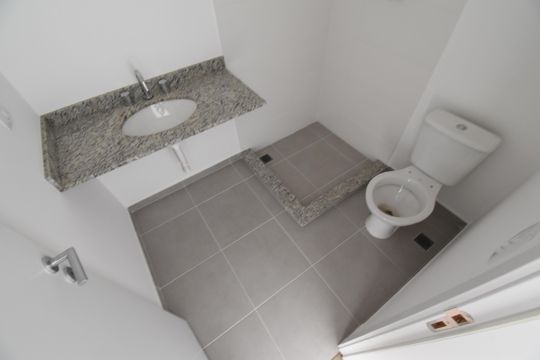Banheiro da Suíte de apartamento à venda com 2 quartos, 56m² em Santo Inácio, Curitiba