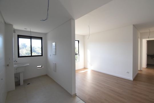 Sala/Cozinha de apartamento à venda com 2 quartos, 56m² em Santo Inácio, Curitiba