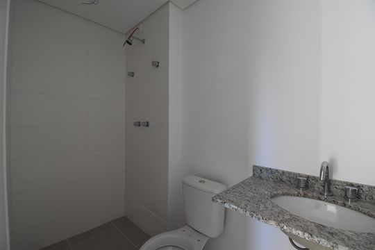 Banheiro 2 de apartamento à venda com 2 quartos, 56m² em Santo Inácio, Curitiba