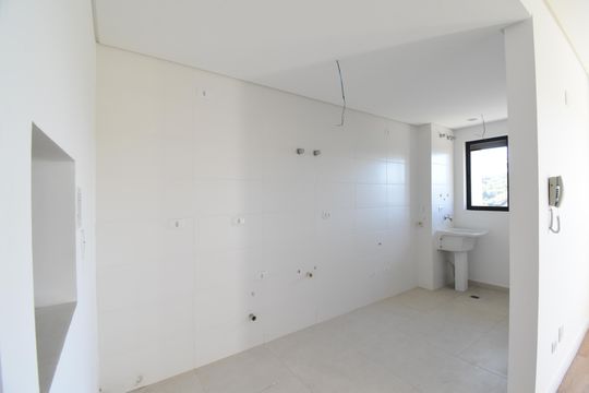 Sala/Cozinha de apartamento à venda com 2 quartos, 56m² em Santo Inácio, Curitiba