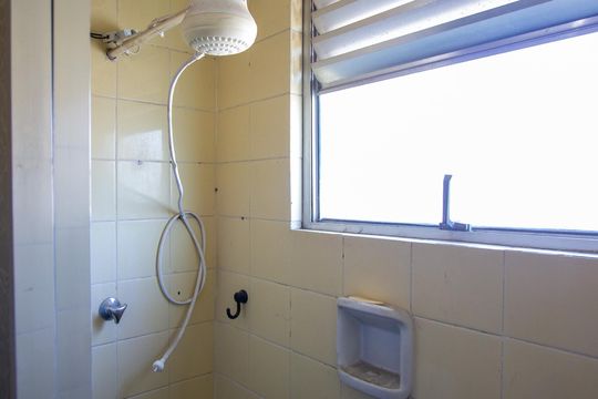 Banheiro de apartamento para alugar com 2 quartos, 72m² em Colubandê, São Gonçalo