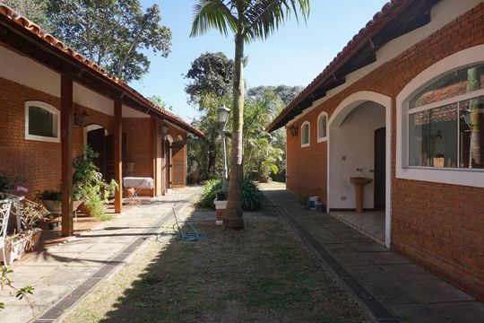 Área externa de casa para alugar com 5 quartos, 1478m² em Chácaras Bosque do Embu, Embu das Artes