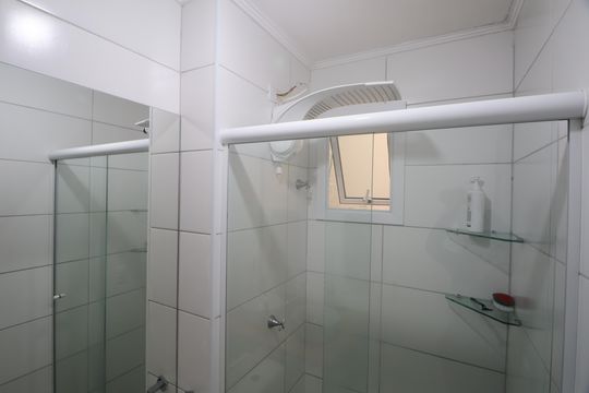 Banheiro  de apartamento à venda com 2 quartos, 50m² em Estância Velha, Canoas