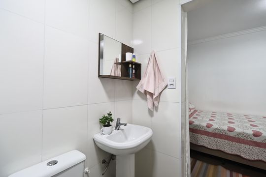 Banheiro edícula  de casa à venda com 4 quartos, 230m² em Vila Sao Pedro, Santo André