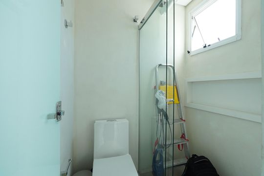 Banheiro de serviço de apartamento para alugar com 3 quartos, 81m² em Ipiranga, São Paulo