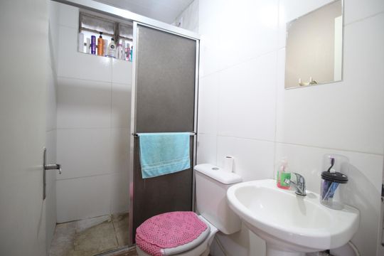 Banheiro de apartamento para alugar com 1 quarto, 44m² em Morro Santana, Porto Alegre
