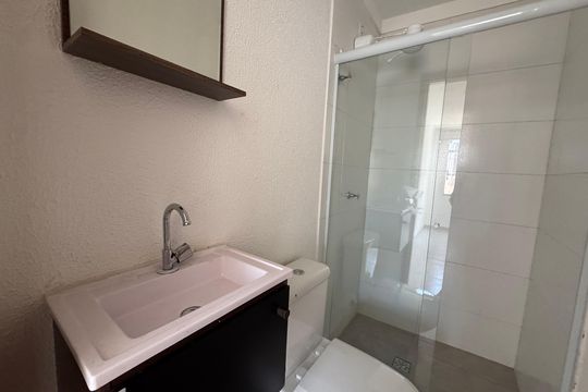 Banheiro de kitnet/studio para alugar com 1 quarto, 25m² em Centro, Osasco