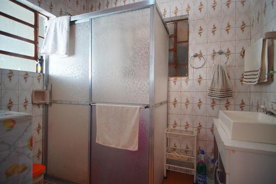Banheiro Corredor de casa à venda com 3 quartos, 93m² em Vila Ipiranga, Porto Alegre