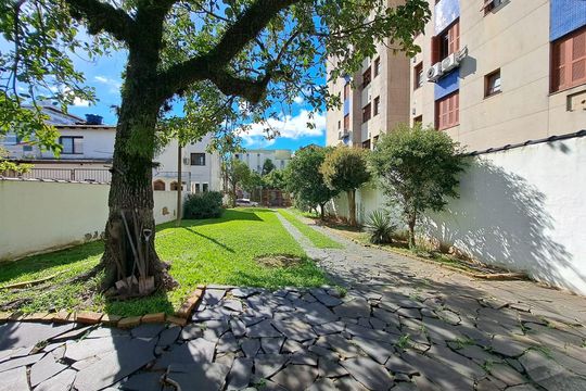 Quintal de casa à venda com 3 quartos, 93m² em Vila Ipiranga, Porto Alegre
