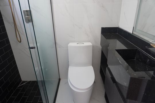 Banheiro da Suíte 2 de casa de condomínio à venda com 3 quartos, 277m² em Suru, Barueri