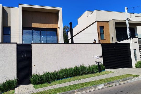 Fachada de casa à venda com 3 quartos, 167m² em Uberaba, Curitiba