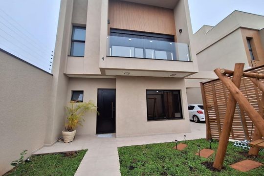 Fachada de casa à venda com 3 quartos, 167m² em Uberaba, Curitiba